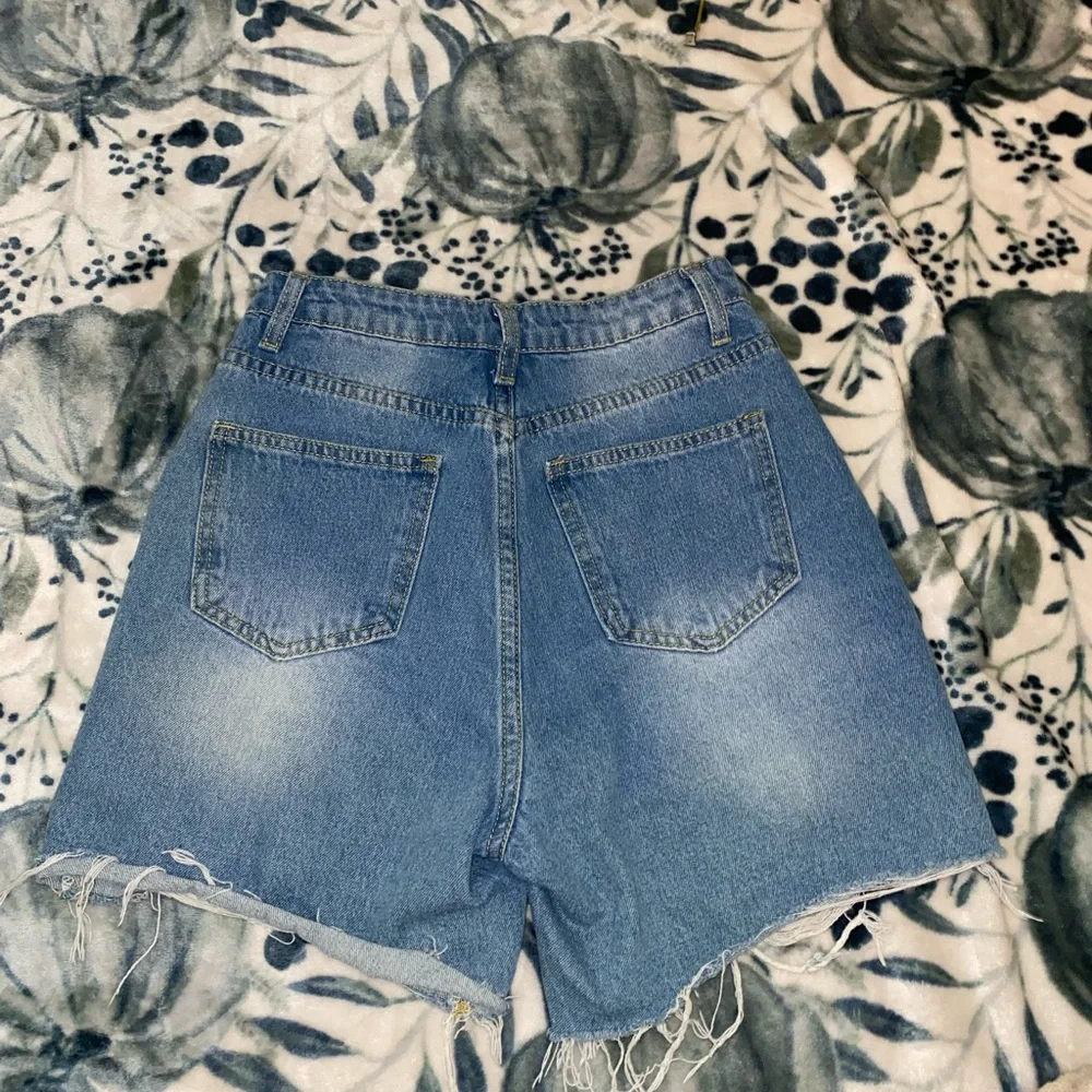 NWOT high waist light wash distressed style denim cutoff jean shorts - size XS - Picture 5 of 10